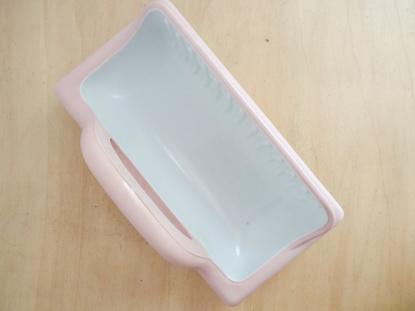 Grand porte-savon mural encastrable en opaline blanche bord rose