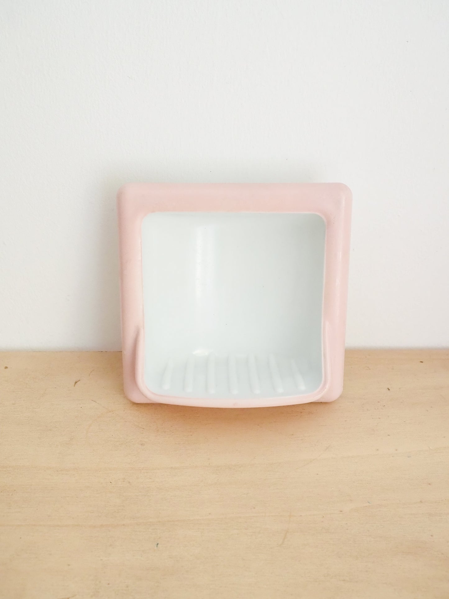Porte-savon mural encastrable en opaline blanche bord rose