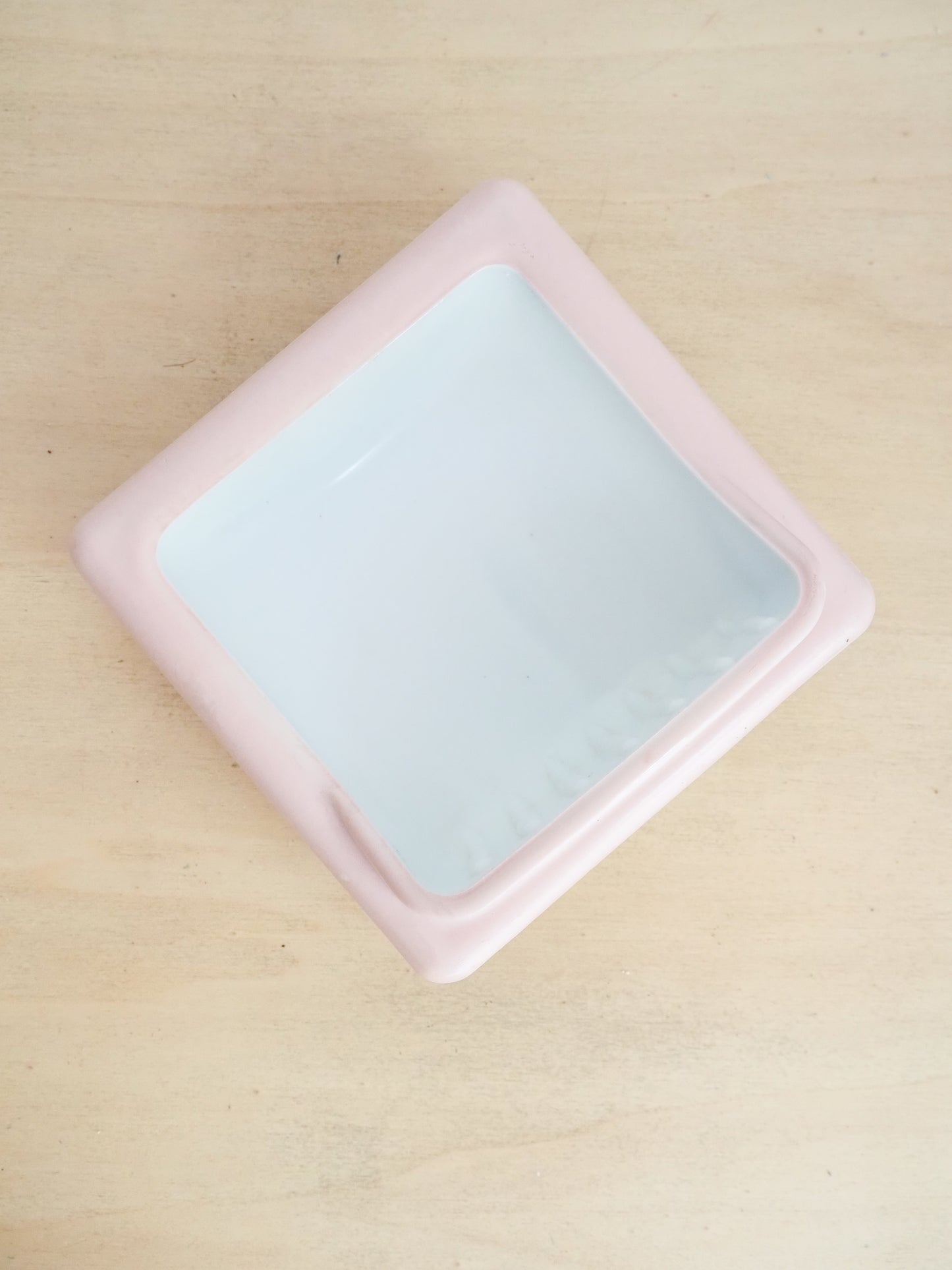 Porte-savon mural encastrable en opaline blanche bord rose