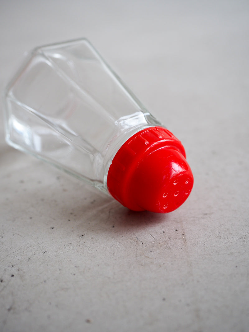 Salière en verre et plastique vintage