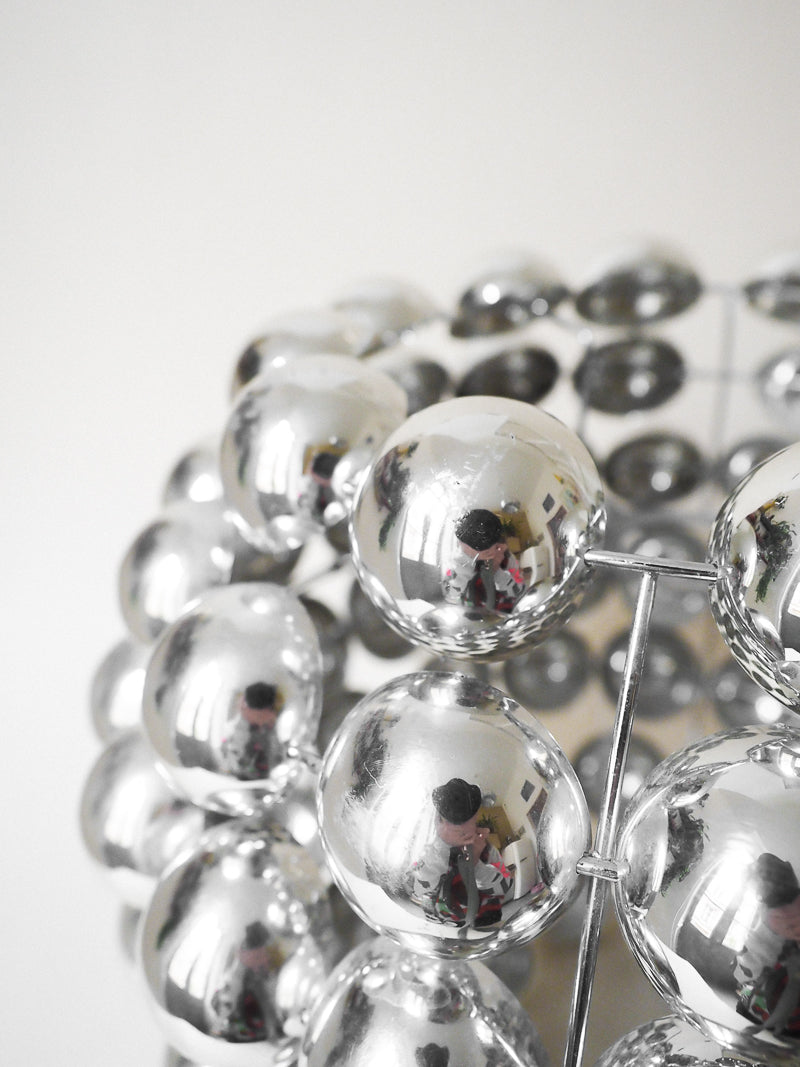 Suspension cinétique Space Age 80s – Demi-sphères chromées miroir • Style Kare Design – Ø32 cm
