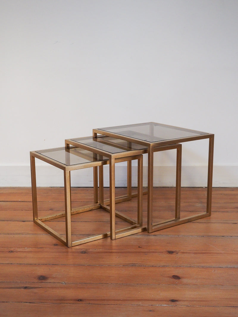 Tables gigognes metal doré et verre fumé vintage