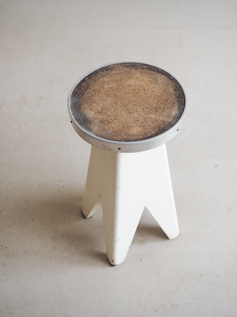 Petit tabouret en bois vintage cerclé de métal