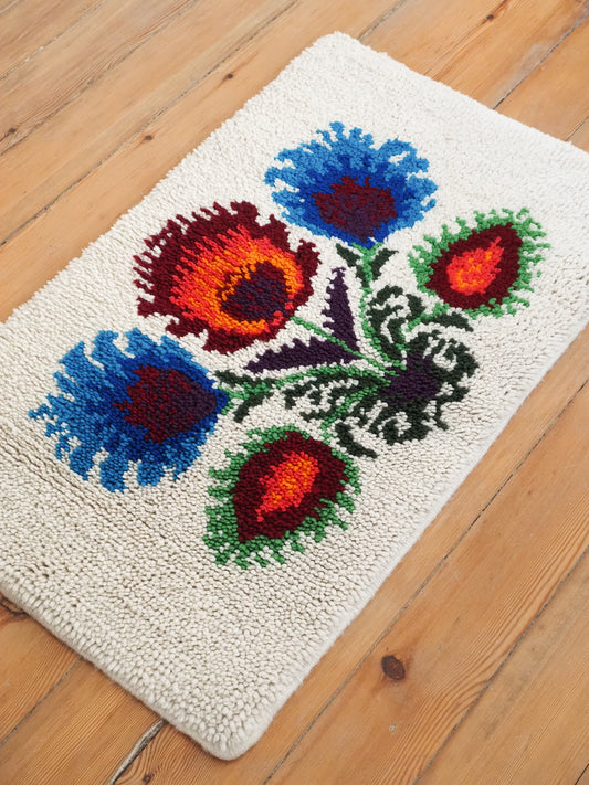 Tapis en laine vintage fait main – fleurs – 100 x 60 cm