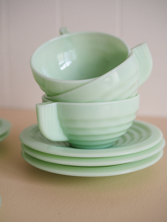 3 tasses à café et soucoupes en opaline verte
