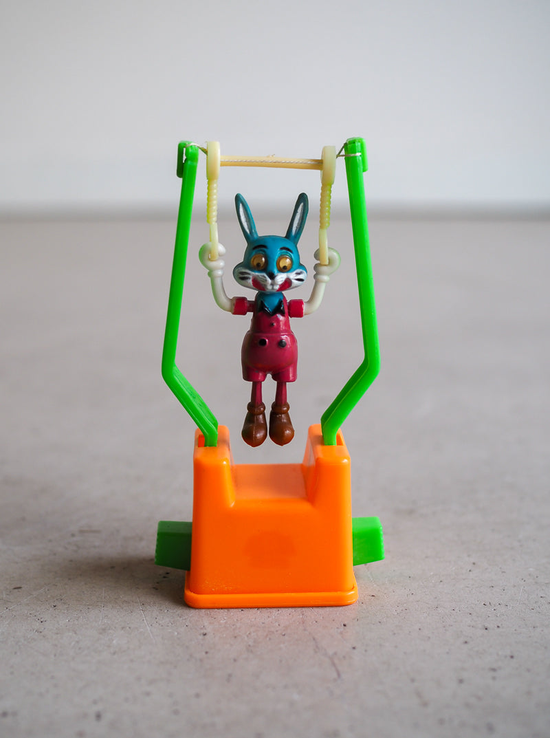 Figurine lapin acrobate The Swingers