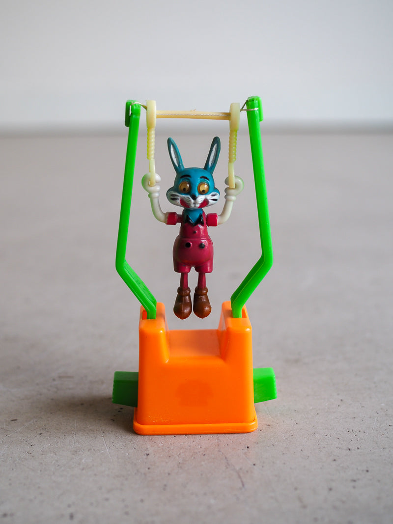 Figurine lapin acrobate The Swingers